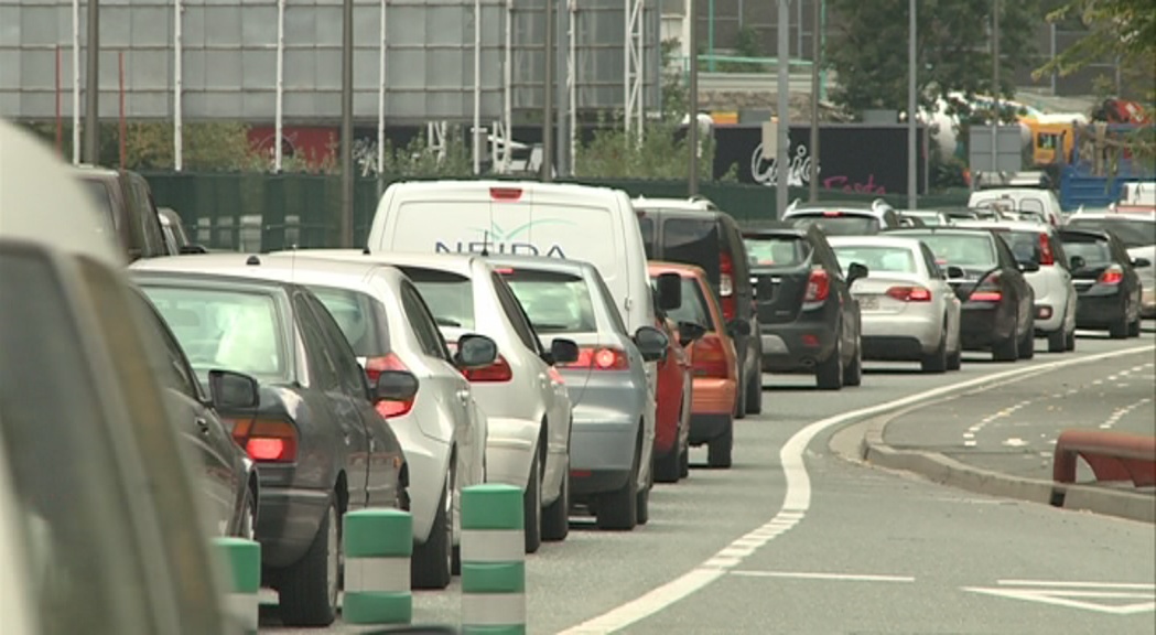 Cues d'11 quilòmetres en un cap de setmana llarg en què han entrat 32.000 vehicles al país