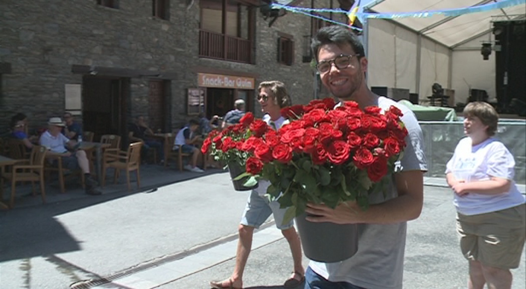 Les festes del Roser d'Ordino arriben al punt àlgid amb la plega de roses