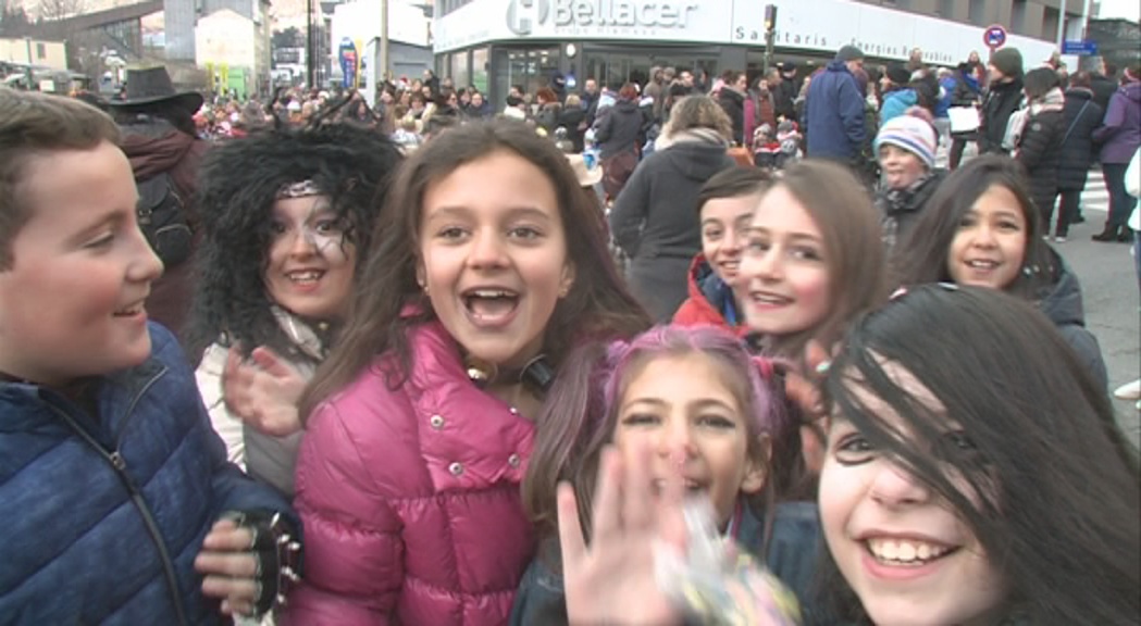 Més d'un miler d'alumnes desafien el fred a la rua de carnaval de Santa Coloma
