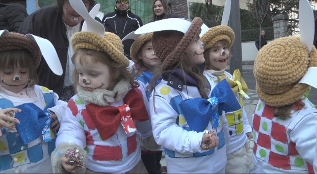 900 infants participen a la rua de carnaval de Sant Julià