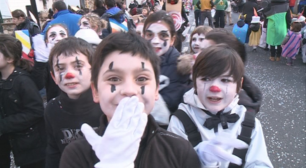 La rua de carnaval de Santa Coloma celebra el desè aniversari