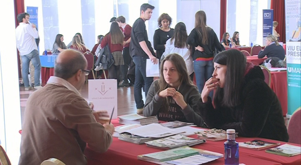 Uns 400 estudiants busquen orientar el seu futur professional al saló Unitour
