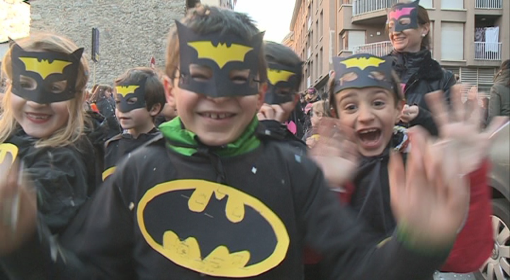 Els alumnes de Sant Julià s'avancen a la gran rua de carnaval