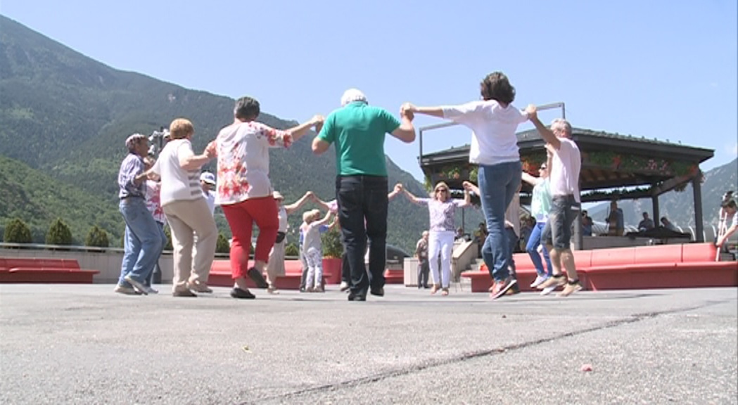 Centenars de dansaires en el 15è Aplec de la Sardana de les Valls d'Andorra
