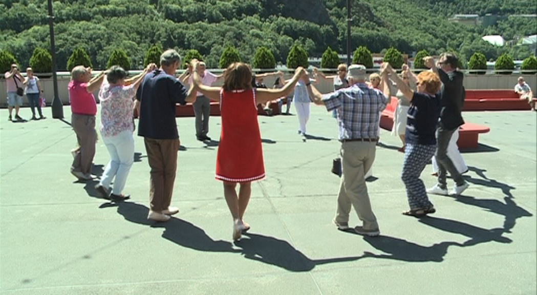 Sardanes i ball de gegants medievals animen el primer matí de festa major d'Andorra