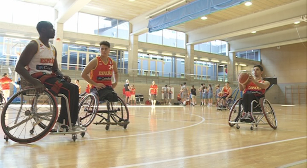 Els subcampions paralímpics de bàsquet comparteixen entrenaments amb jugadors del país