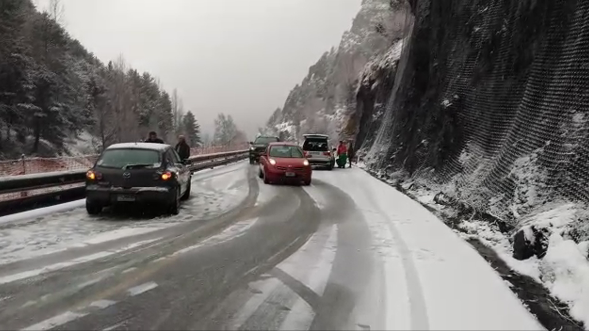 La neu i el gel compliquen la circulació a la carretera de Canillo 