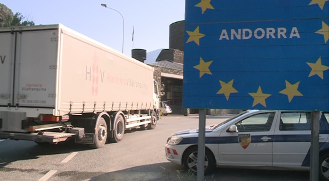 Els transportistes deixen d'importar mercaderies de França per evitar els talls de carretera
