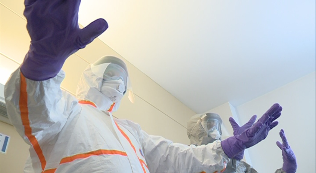L'hospital disposa de dos tipus de vestits específics per tractar un possible cas d'Ebola