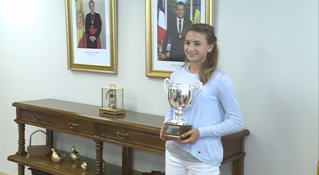 Vicky Jiménez llueix a Andorra el trofeu del Roland Garros sub-13