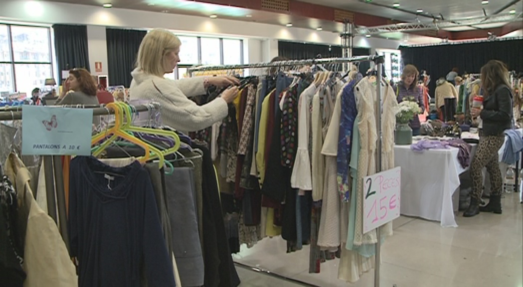 Els visitants del Vide Dressing busquen ganges entre roba i complements usats