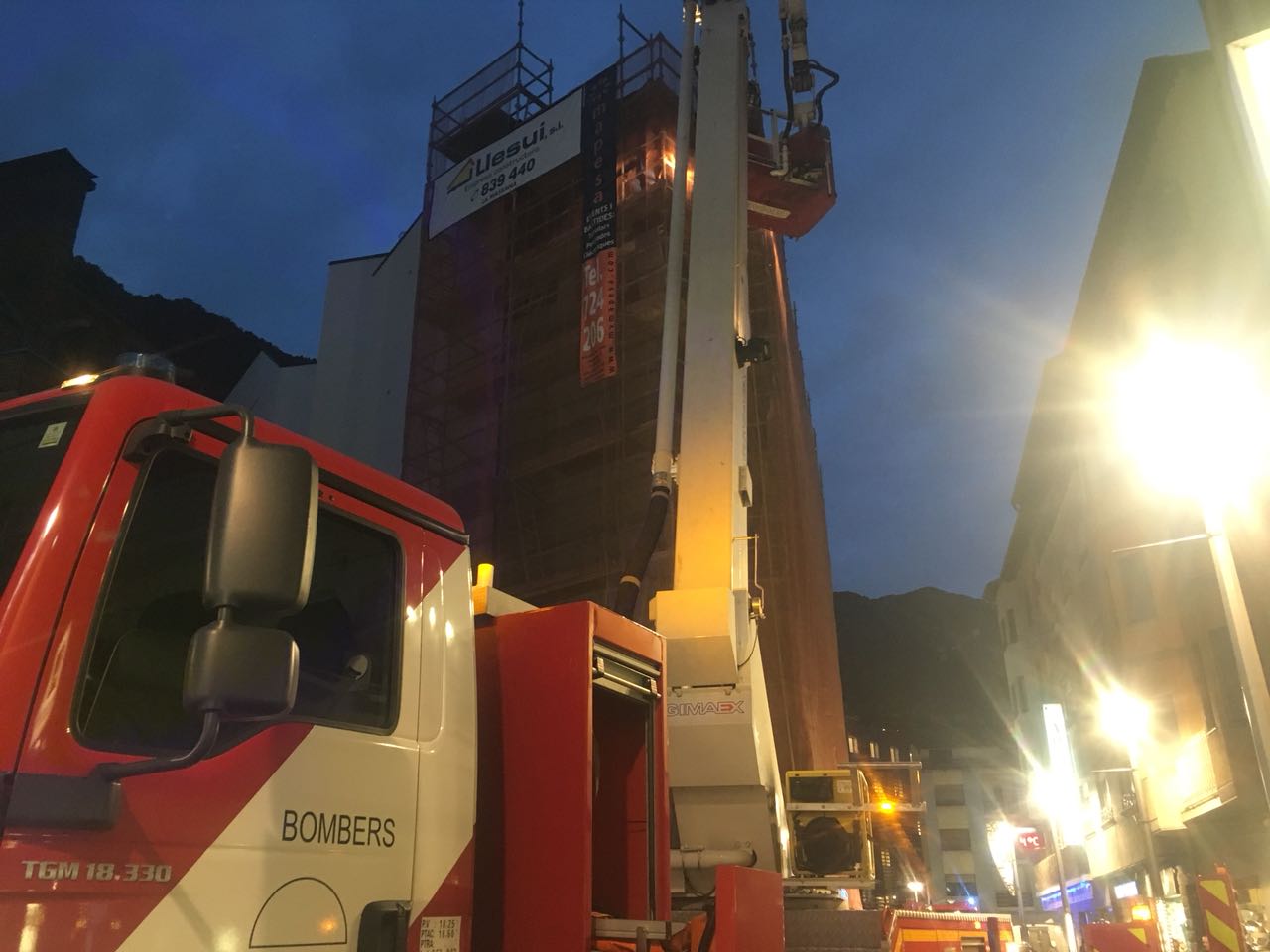 Ensurt per un incendi a la bastida d'un edifici al centre històric d'Andorra la Vella