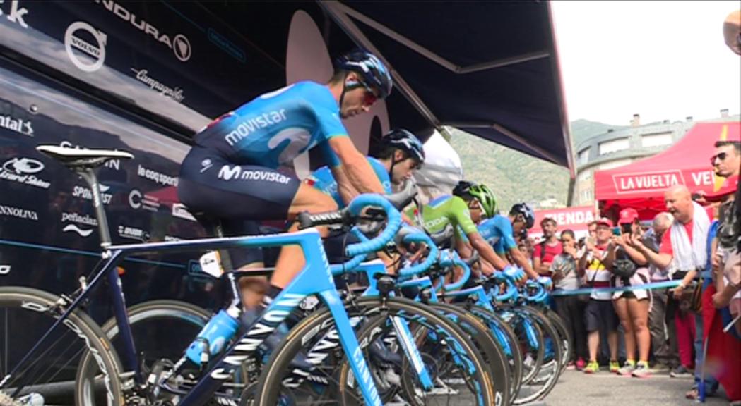 L'afició gaudeix amb la presència dels ciclistes de la Vuelta al Village del Parc Central