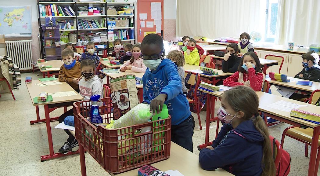 Els alumnes de l'escola francesa de Santa Coloma organitzen una recollida de productes bàsics per a la Creu Roja
