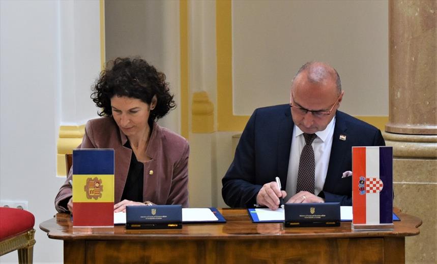 La ministra d'Afers Exteriors, Maria Ubach, ha signat un prot