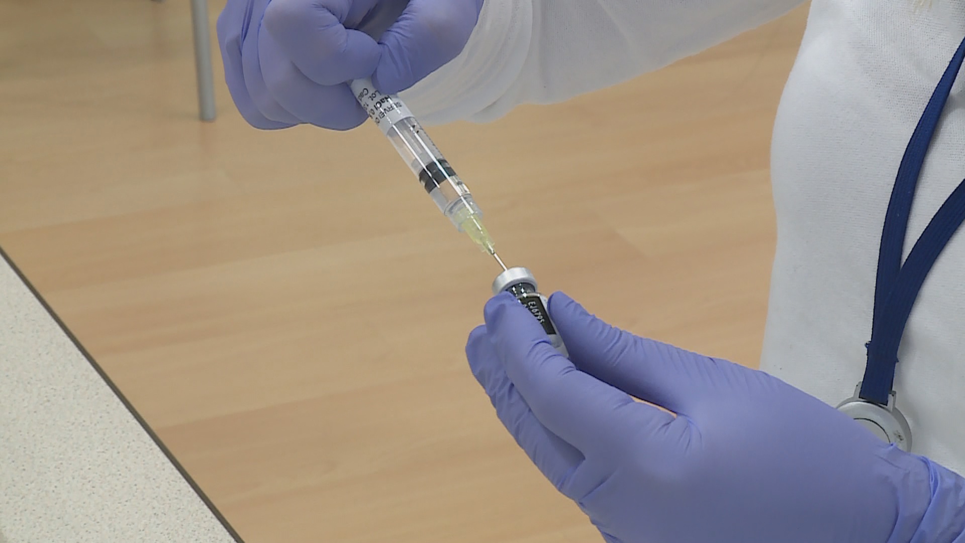 Arribada de 3.000 dosis de la vacuna d'AstraZeneca aquest dijous a través de França