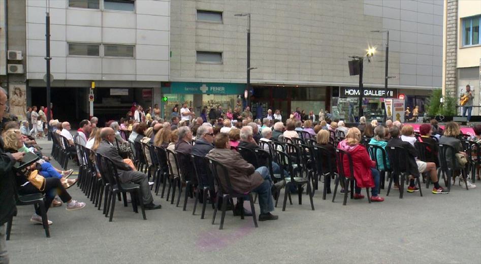 El grup de rumba catalana Arrels de Gràcia ha actuat a la plaça d