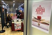 Autors andorrans fan una primera parada a la Fira de Sant Jordi de Sant Julià per signar llibres