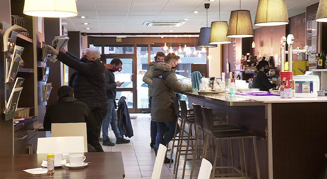 Bars i restaurants celebren el retorn a la normalitat amb l'eliminació de restriccions Covid