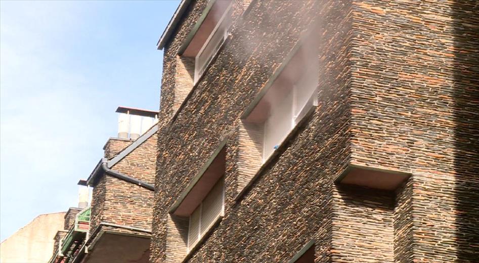 Un incendi originat a la cuina d'un pis del carrer Alzinaret 