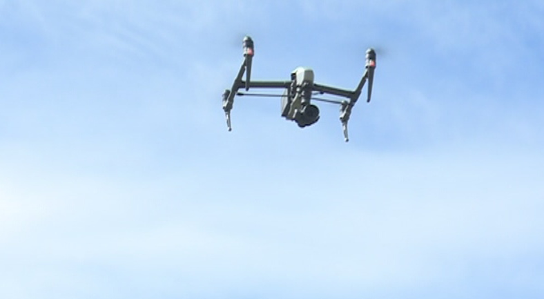 Els bombers proven la utilitat dels drons en un simulacre d'accident d'aviació