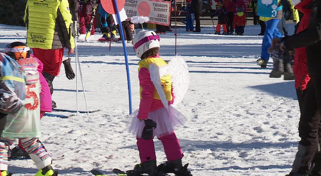 Bona afluència d'esquiadors a Vallnord-Pal Arinsal en una jornada en què el carnaval i el bon temps han donat alegria a l'estació