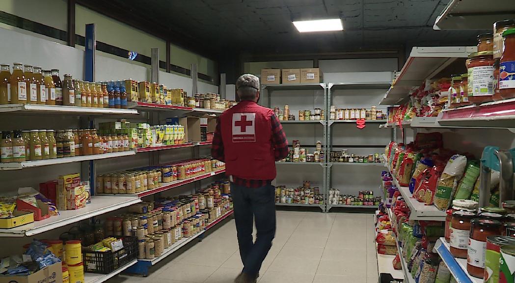 La botiga solidària de la Creu Roja ajuda 240 famílies i nuclis de convivència