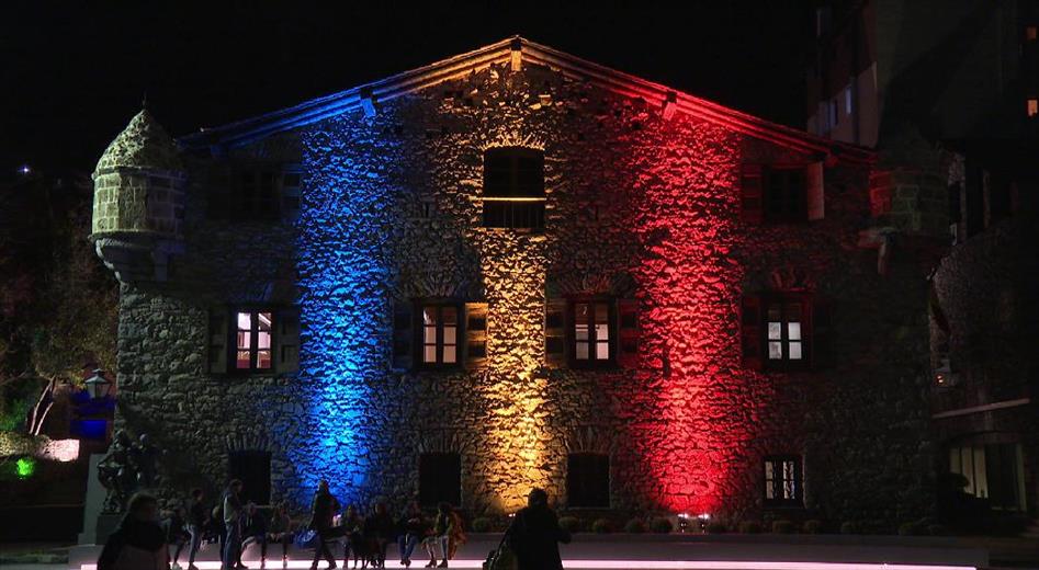La façana de la Casa de la Vall s'ha il·luminat amb els colors na