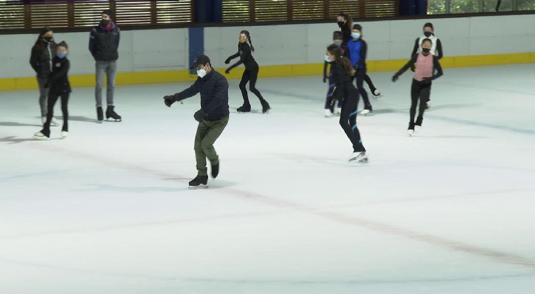 Una cinquantena de patinadors participen en la primera activitat de la Javier Fernández Academy