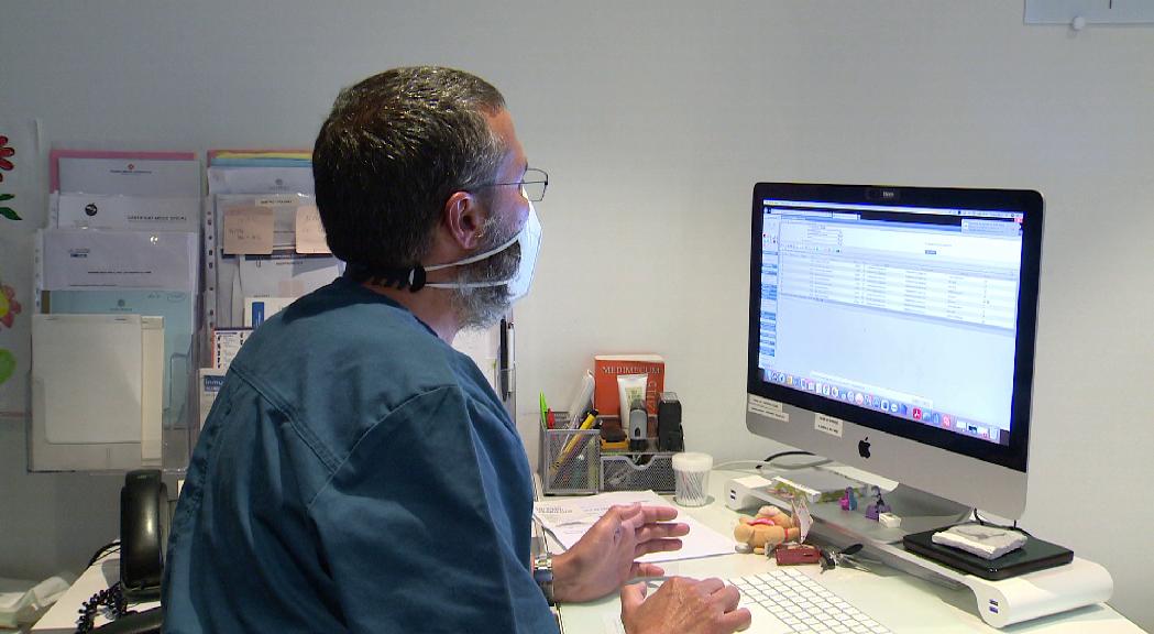 El Col·legi de Metges recomana no fer visites telemàtiques fins que no es corregeixin els errors de l'eina informàtica 