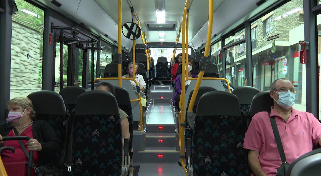 Una comissió independent decidirà quant s'ha de pagar a les empreses d'autobusos per compesar l'abonament a 30 euros i desencallar la polèmica