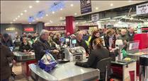Les compres de darrera hora omplen els supermercats
