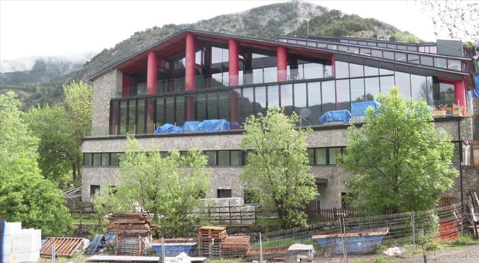 El nou edifici annex al centre esportiu d'Ordino i l'ampl