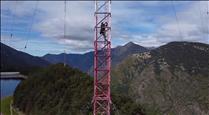 El descens de 140 metres de Leo Urban per un dels cables de l'antena d'Engolasters