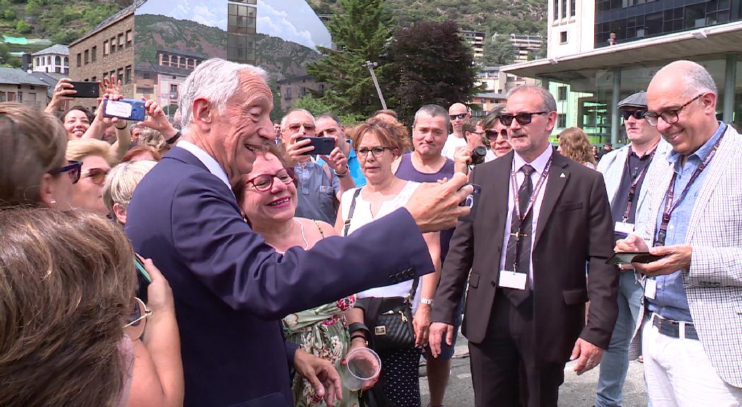 'Selfies', danses tradicionals i gastronomia: així ha viscut la comunitat lusitana la visita del president de Portugal