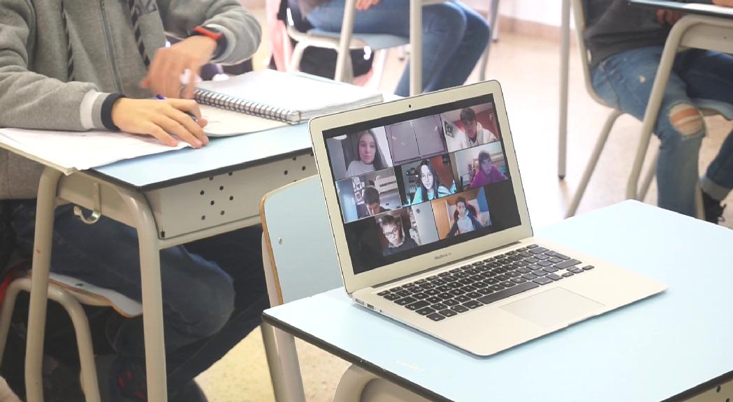 Reportatge: les escoles conviuen amb l'ensenyament telemàtic i guanyen experiència