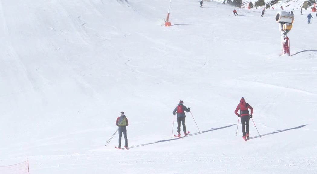 Els esquiadors preparen la cursa individual de la Comapedrosa Andorra