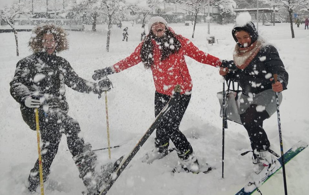 Esquiadors urbans aprofiten la nevada per llançar-se al carrer
