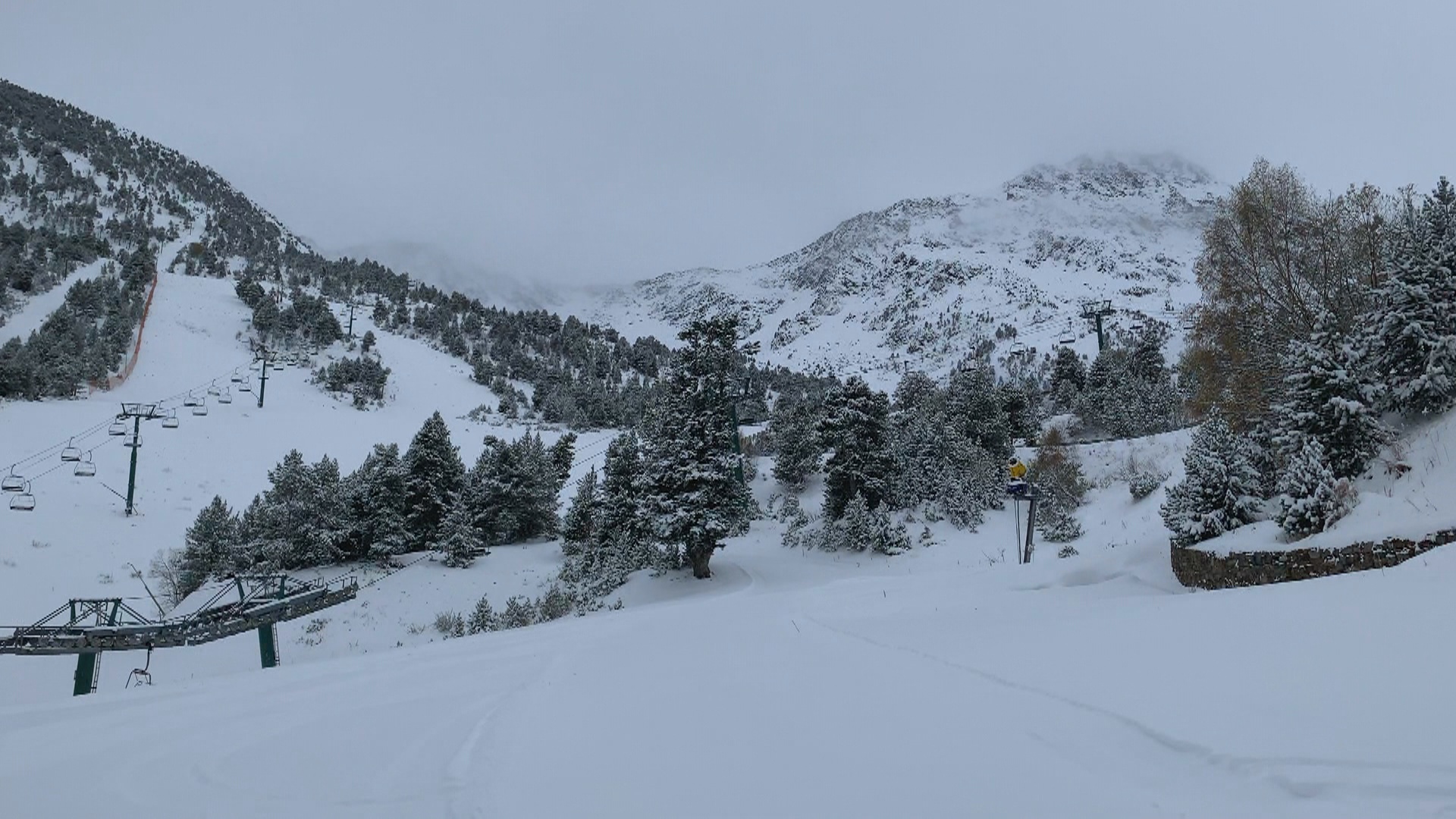 Les estacions d'esquí assumeixen el retard en l'inici de la temporada "en clau de país" 
