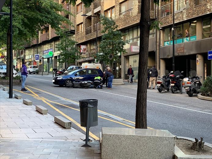 Una topada entre un motorista i un cotxe al carrer Prat de la Cre
