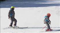 El Govern es compromet a pagar els ajuts als monitors d'esquí i a valorar la reobertura de l'Escola Nacional d'Esquí
