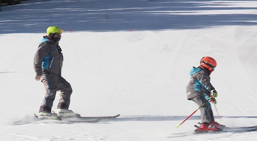 El Govern es compromet a pagar els ajuts als monitors d'esquí i a valorar la reobertura de l'Escola Nacional d'Esquí