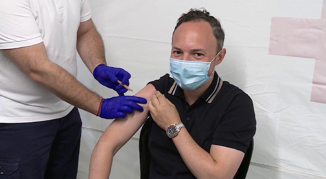 El cap de Govern es vacuna amb AstraZeneca i anima tothom a fer-ho per vèncer la pandèmia