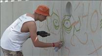 Els guanyadors del concurs de pintura mural a l'exterior de l'Espai Columba comencen les seves creacions
