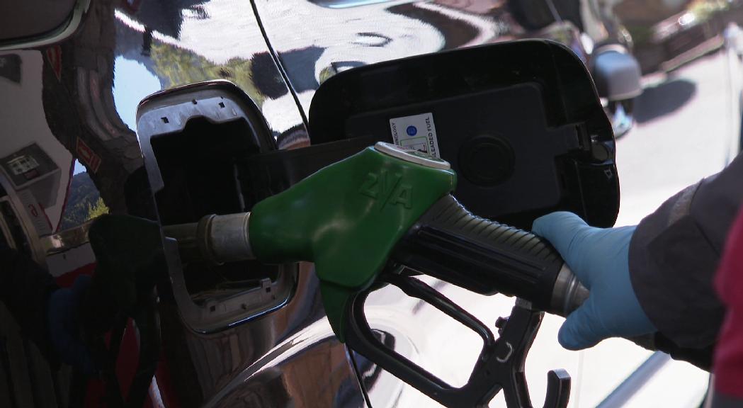 Els importadors de carburants asseguren que l'aplicació de la taxa verda els obliga legalment a apujar el preu al consumidor