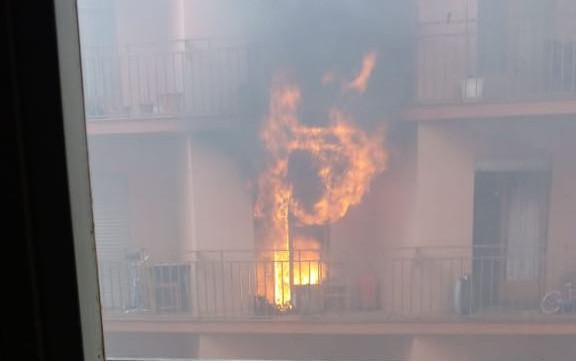 Incendi a un pis de Sant Julià amb cinc ferits per inhalació de fum