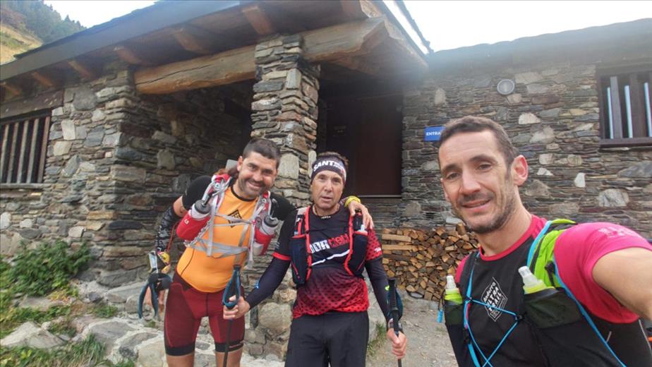 L'alpinista andorrà Jordi Cornella, al costat de dos c