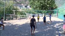 Els joves del vòlei platja entrenen la tècnica amb esperances de poder competir l'estiu que ve