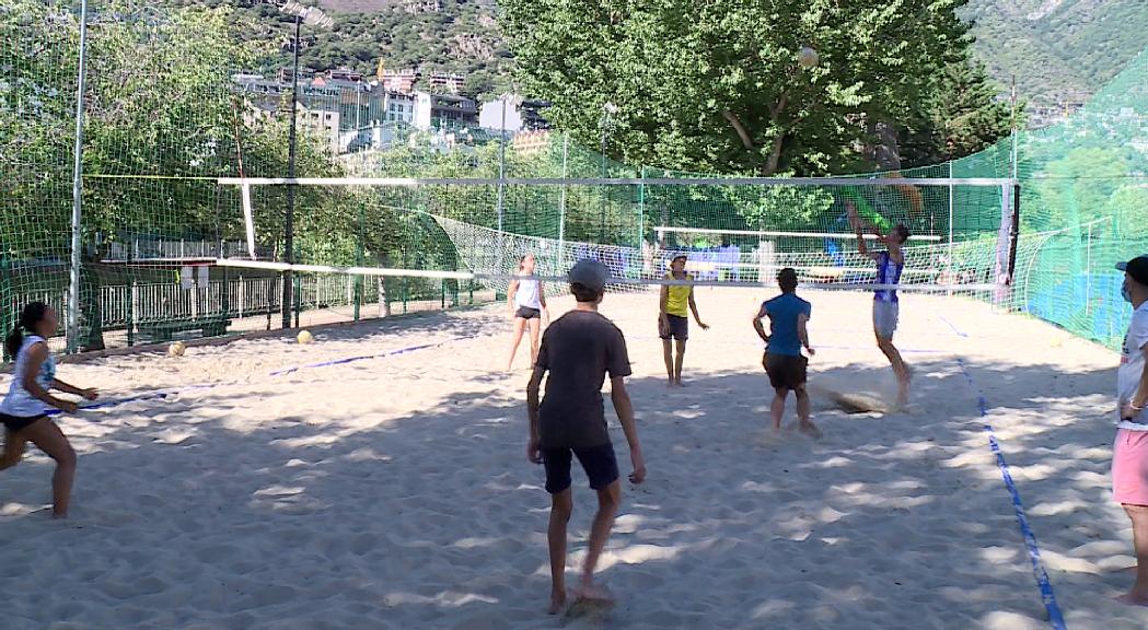 Els joves del vòlei platja entrenen la tècnica amb esperances de poder competir l'estiu que ve