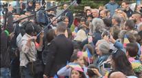 Macron inicia la visita a Canillo saltant-se el protocol per saludar la ciutadania
